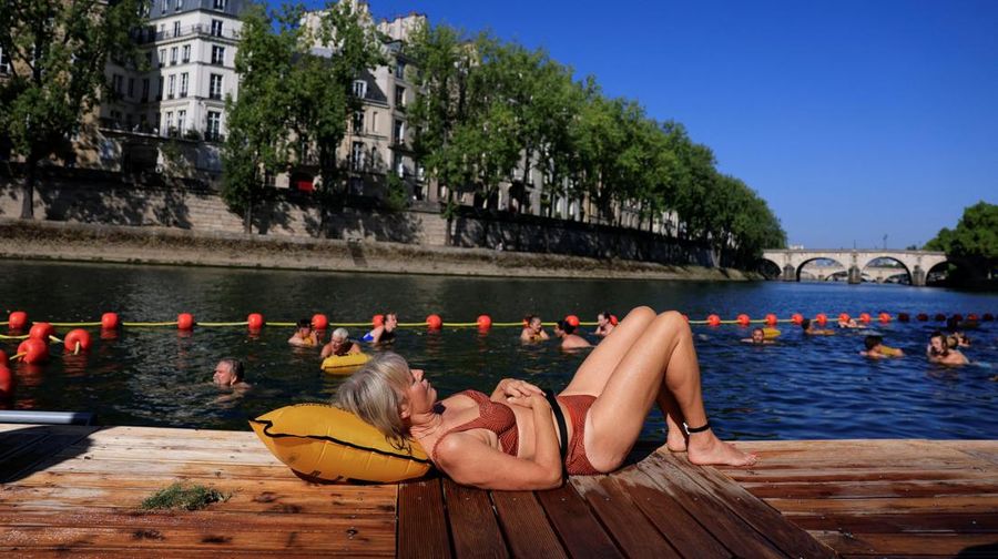 Gelombang cuaca panas yang melanda kawasan Eropa. Di Paris Perancis, rata-rata setiap hari puluhan orang menceburkan diri ke sungai Seine, karena suhu semakin panas. (REUTERS/Abdul Saboor)