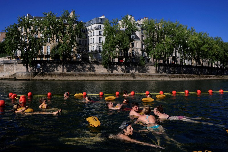 Gelombang cuaca panas yang melanda kawasan Eropa. Di Paris Perancis, rata-rata setiap hari puluhan orang menceburkan diri ke sungai Seine, karena suhu semakin panas. Gelombang cuaca panas yang melanda kawasan Eropa. Di Paris Perancis, rata-rata setiap hari puluhan orang menceburkan diri ke sungai Seine, karena suhu semakin panas. (REUTERS/Abdul Saboor)
