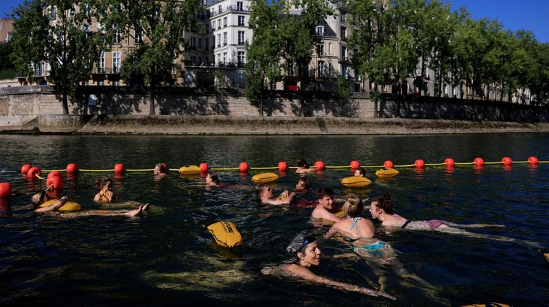 Gelombang cuaca panas yang melanda kawasan Eropa. Di Paris Perancis, rata-rata setiap hari puluhan orang menceburkan diri ke sungai Seine, karena suhu semakin panas. (REUTERS/Abdul Saboor)