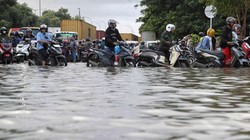 Tanggul Baswedan Jebol, 5 RT di Jati Padang Jaksel Banjir