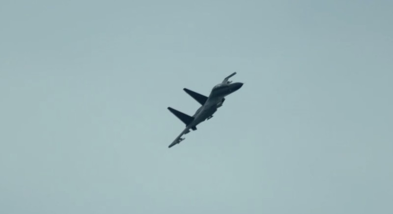 SOUTHCHINASEA-PHILIPPINES/CHINA Pemandangan udara jet tempur Tiongkok yang terbang di dekat pesawat Penjaga Pantai Filipina yang membawa jurnalis selama penerbangan patroli, beberapa hari setelah dua kapal Tiongkok bertabrakan di wilayah tersebut saat diduga mencoba menghalangi misi pasokan Filipina, di atas Perairan Scarborough yang disengketakan di Laut Cina Selatan, 13 Agustus 2025. REUTERS/Adrian Portugal