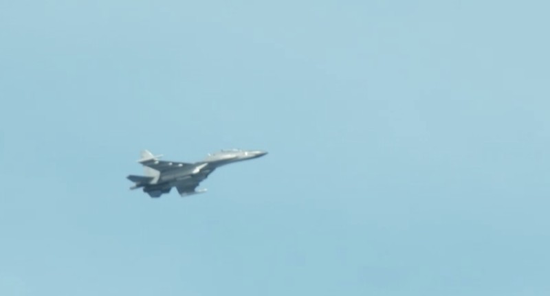 SOUTHCHINASEA-PHILIPPINES/CHINA Pemandangan udara jet tempur Tiongkok yang terbang di dekat pesawat Penjaga Pantai Filipina yang membawa jurnalis selama penerbangan patroli, beberapa hari setelah dua kapal Tiongkok bertabrakan di wilayah tersebut saat diduga mencoba menghalangi misi pasokan Filipina, di atas Perairan Scarborough yang disengketakan di Laut Cina Selatan, 13 Agustus 2025. REUTERS/Adrian Portugal