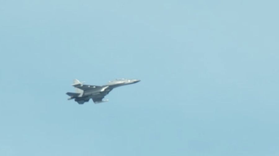 SOUTHCHINASEA-PHILIPPINES/CHINA Pemandangan udara jet tempur Tiongkok yang terbang di dekat pesawat Penjaga Pantai Filipina yang membawa jurnalis selama penerbangan patroli, beberapa hari setelah dua kapal Tiongkok bertabrakan di wilayah tersebut saat diduga mencoba menghalangi misi pasokan Filipina, di atas Perairan Scarborough yang disengketakan di Laut Cina Selatan, 13 Agustus 2025. REUTERS/Adrian Portugal