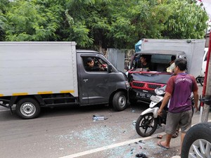 2 Mobil Boks Adu Banteng di Ciputat, Seorang Sopir Terjepit