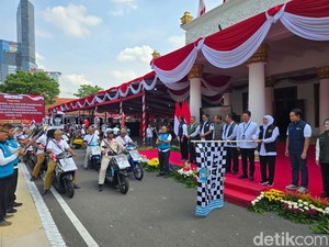 Khofifah Lepas Tim Relawan Antarkan Tali Asih ke Perintis Kemerdekaan