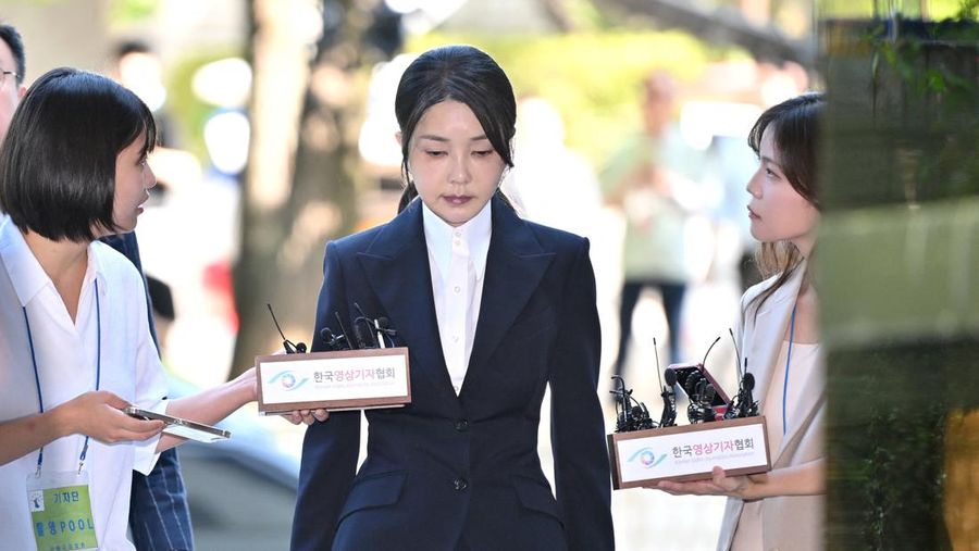 Mantan Ibu Negara Korea Selatan, Kim Keon Hee, ditangkap atas tuduhan manipulasi saham dan korupsi. (via REUTERS/JUNG YEON-JE)