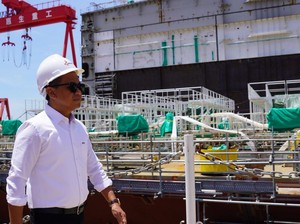 Bahlil Tinjau Pembuatan LNG Terapung Raksasa RI di China