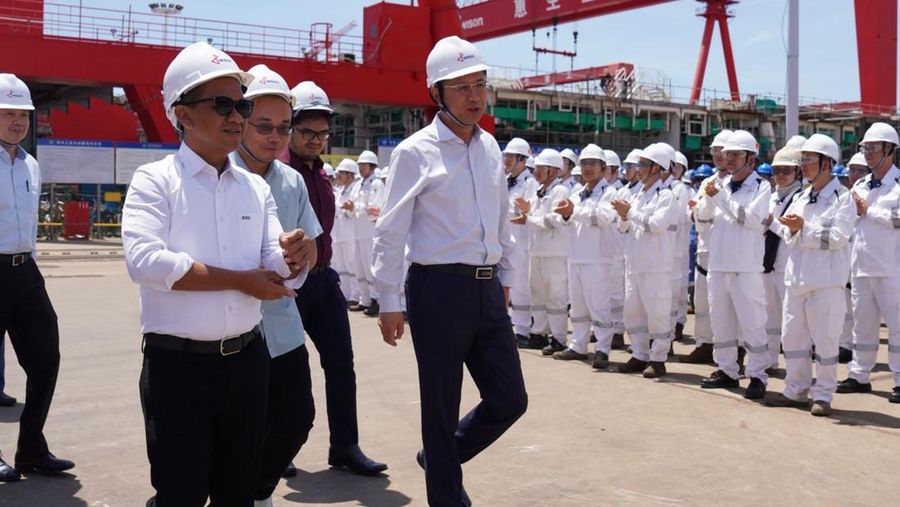 Menteri ESDM Bahlil Lahadalia meninjau pengembangan Fasilitas LNG Terapung di China. (Dok: ESDM)