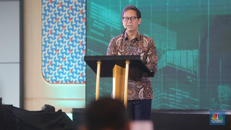 Menteri Kesehatan, Budi Gunadi Sadikin menyampaikan paparan dalam acara Health Summit di 25hours Hotel The Oddbird, Jakarta, Rabu (13/8/2025). (CNBC Indonesia/Faisal Rahman)