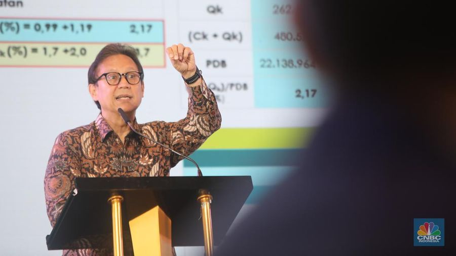 Menteri Kesehatan, Budi Gunadi Sadikin menyampaikan paparan dalam acara Health Summit di 25hours Hotel The Oddbird, Jakarta, Rabu (13/8/2025). (CNBC Indonesia/Faisal Rahman)