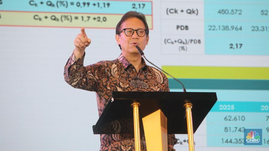 Menteri Kesehatan, Budi Gunadi Sadikin menyampaikan paparan dalam acara Health Summit di 25hours Hotel The Oddbird, Jakarta, Rabu (13/8/2025). (CNBC Indonesia/Faisal Rahman)