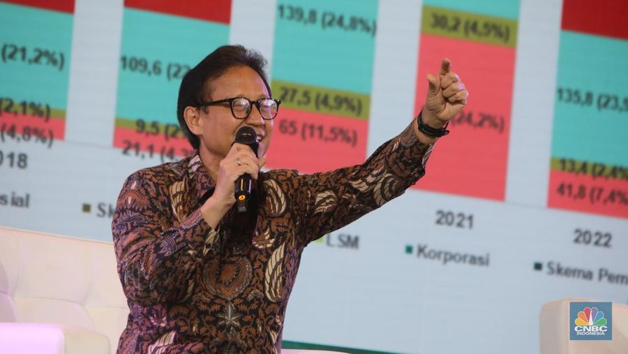 Menteri Kesehatan, Budi Gunadi Sadikin menyampaikan paparan dalam acara Health Summit di 25hours Hotel The Oddbird, Jakarta, Rabu (13/8/2025). (CNBC Indonesia/Faisal Rahman)