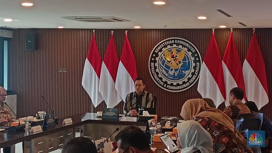 Menteri Koordinator Bidang Infrastruktur Agus Harimurti Yudhoyono di Kantor Kemenko Infrastruktur, Rabu (13/8/2025). (CNBC Indonesia/Fery Sandi)
