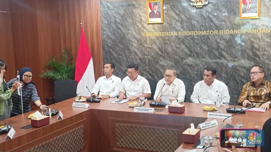 Menteri Koordinator Bidang Pangan Zulkifli Hasan di Graha Mandiri, Rabu (13/8/2025). (CNBC Indonesia/Ferry Sandi)