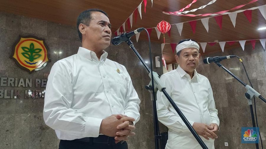 Menteri Pertanian (Mentan) Amran Sulaiman, bersama Gubernur Jawa Barat Dedi Mulyadi saat konferensi pers di kantor Kementan, Jakarta, Rabu (13/8/2025). (CNBC Indonesia/Martyasari Rizky)