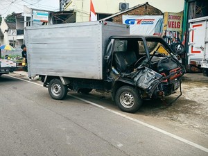 Sopir Mobil Boks Adu Banteng di Ciputat Alami Luka-luka