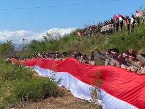 Bendera Merah Putih Raksasa Berkibar di Bukit Dorobelo