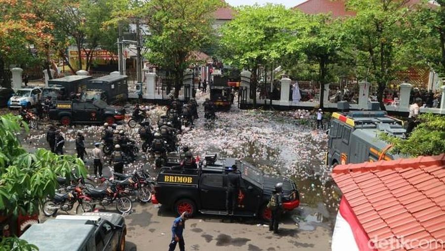 Aksi demo Bupati Pati Sudewo di depan Kantor Bupati, Jawa Tengah, Rabu (13/8/2025). (AFP)