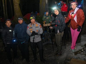 Jelang HUT RI, Polda Jabar Kibarkan Bendera Merah Putih di Puncak Ciremai