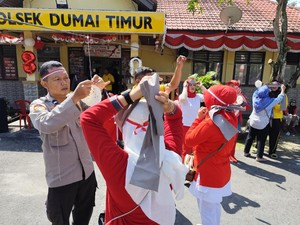 Suka Cita Polisi dan Warga di Dumai dalam Perlombaan Sambut HUT RI