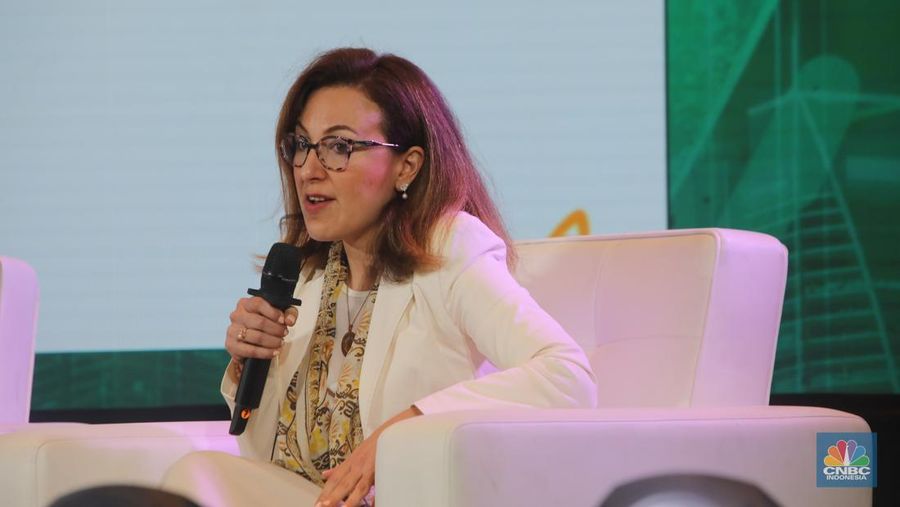 President Director AstraZeneca Indonesia, Esra Erkomay menyampaikan paparan dalam acara Health Summit di 25hours Hotel The Oddbird, Jakarta, Rabu (13/8/2025). (CNBC Indonesia/Faisal Rahman)