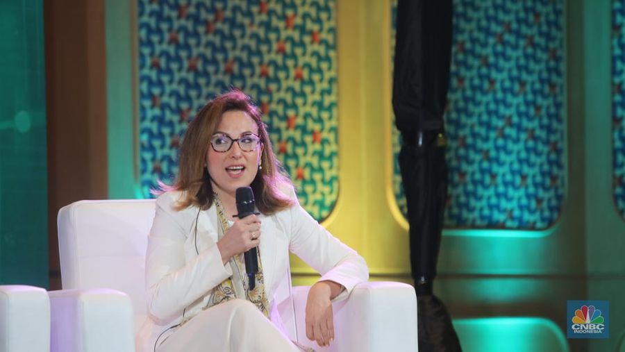 President Director AstraZeneca Indonesia, Esra Erkomay menyampaikan paparan dalam acara Health Summit di 25hours Hotel The Oddbird, Jakarta, Rabu (13/8/2025). (CNBC Indonesia/Faisal Rahman)