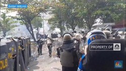 Video: Ricuh! Massa Demo Kepung Kantor Bupati Pati