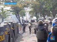 Video: Ricuh! Massa Demo Kepung Kantor Bupati Pati