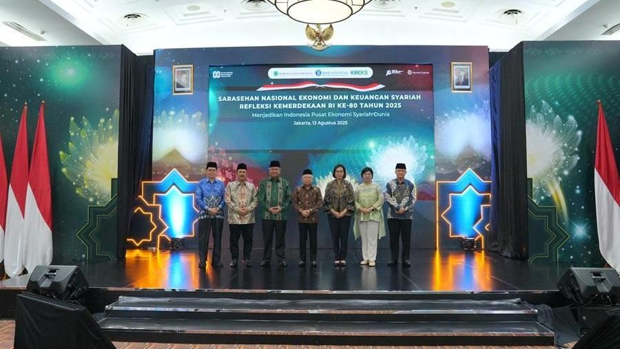 Sarasehan Nasional Ekonomi dan Keuangan Syariah: Refleksi Kemerdekaan RI Tahun 2025 dengan tema 'Menjadikan Indonesia Pusat Ekonomi Syariah Dunia' di Jakarta (13/8). Acara dihadiri oleh Wakil Presiden Republik Indonesia ke-13 sekaligus tokoh eksyar nasional, K.H Ma'ruf Amin, Gubernur Bank Indonesia (BI), Perry Warjiyo, Menteri Keuangan RI, Sri Mulyani, Kepala Badan Pembangunan Nasional (Bappenas) RI, Rachmat Pambudy, dan Wakil Ketua Umum Majelis Ulama Indonesia (MUI), Anwar Abbas.