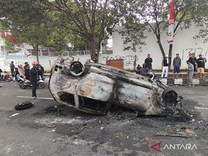 Penampakan Sisa-sisa Demo Bupati Pati, Ada Mobil Hangus Terbakar