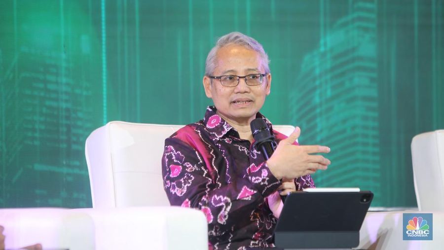 Sekretaris Jendral Kemenkes RI, Kunta Wibawa Dasa Nugraha menyampaikan paparan dalam acara Health Summit di 25hours Hotel The Oddbird, Jakarta, Rabu (13/8/2025). (CNBC Indonesia/Faisal Rahman)