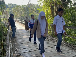 Siswa di Enrekang Bertaruh Nyawa Lewati Jembatan Gantung Rapuh-Nyaris Putus