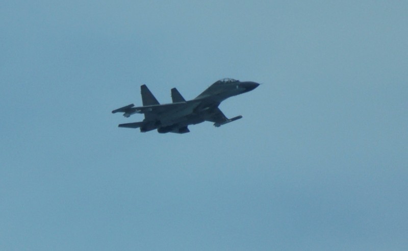 SOUTHCHINASEA-PHILIPPINES/CHINA Pemandangan udara jet tempur Tiongkok yang terbang di dekat pesawat Penjaga Pantai Filipina yang membawa jurnalis selama penerbangan patroli, beberapa hari setelah dua kapal Tiongkok bertabrakan di wilayah tersebut saat diduga mencoba menghalangi misi pasokan Filipina, di atas Perairan Scarborough yang disengketakan di Laut Cina Selatan, 13 Agustus 2025. REUTERS/Adrian Portugal
