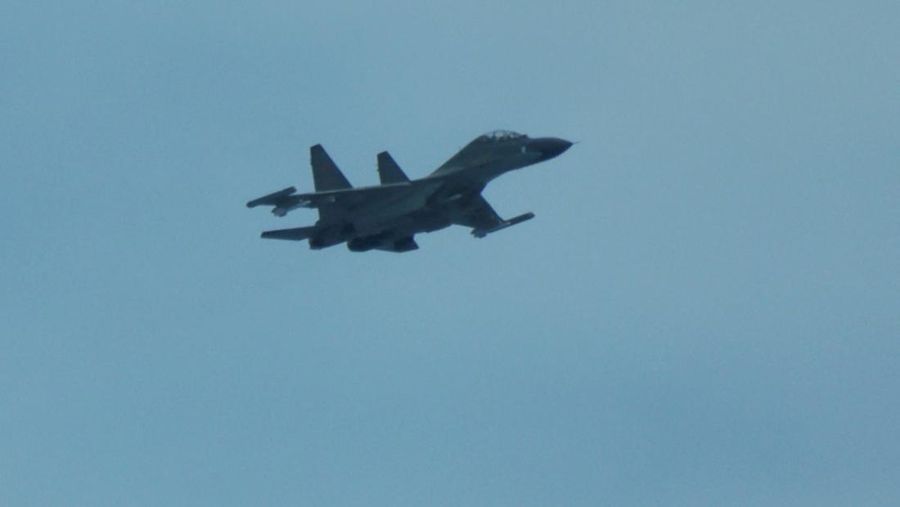 SOUTHCHINASEA-PHILIPPINES/CHINA Pemandangan udara jet tempur Tiongkok yang terbang di dekat pesawat Penjaga Pantai Filipina yang membawa jurnalis selama penerbangan patroli, beberapa hari setelah dua kapal Tiongkok bertabrakan di wilayah tersebut saat diduga mencoba menghalangi misi pasokan Filipina, di atas Perairan Scarborough yang disengketakan di Laut Cina Selatan, 13 Agustus 2025. REUTERS/Adrian Portugal