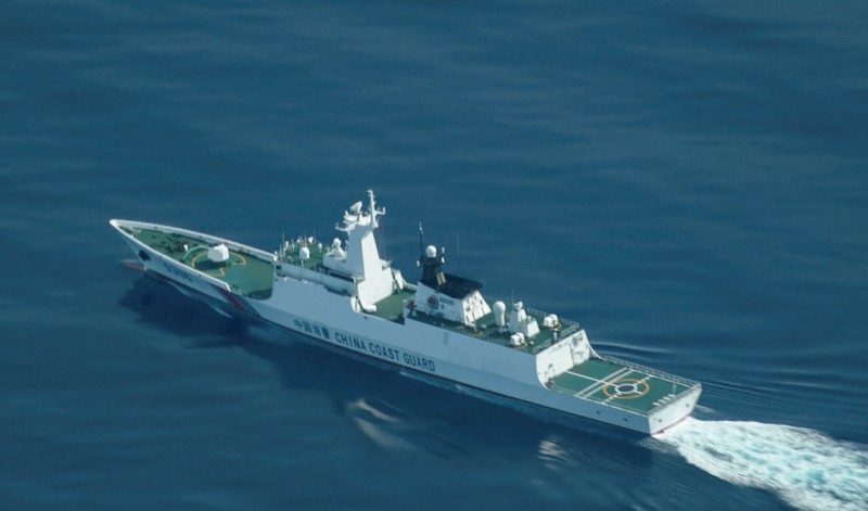 SOUTHCHINASEA-PHILIPPINES/CHINA Pemandangan udara jet tempur Tiongkok yang terbang di dekat pesawat Penjaga Pantai Filipina yang membawa jurnalis selama penerbangan patroli, beberapa hari setelah dua kapal Tiongkok bertabrakan di wilayah tersebut saat diduga mencoba menghalangi misi pasokan Filipina, di atas Perairan Scarborough yang disengketakan di Laut Cina Selatan, 13 Agustus 2025. REUTERS/Adrian Portugal