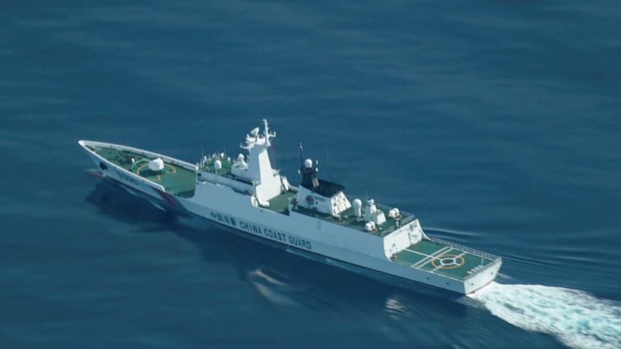SOUTHCHINASEA-PHILIPPINES/CHINA Pemandangan udara jet tempur Tiongkok yang terbang di dekat pesawat Penjaga Pantai Filipina yang membawa jurnalis selama penerbangan patroli, beberapa hari setelah dua kapal Tiongkok bertabrakan di wilayah tersebut saat diduga mencoba menghalangi misi pasokan Filipina, di atas Perairan Scarborough yang disengketakan di Laut Cina Selatan, 13 Agustus 2025. REUTERS/Adrian Portugal
