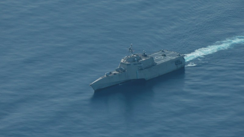 SOUTHCHINASEA-PHILIPPINES/CHINA Pemandangan udara jet tempur Tiongkok yang terbang di dekat pesawat Penjaga Pantai Filipina yang membawa jurnalis selama penerbangan patroli, beberapa hari setelah dua kapal Tiongkok bertabrakan di wilayah tersebut saat diduga mencoba menghalangi misi pasokan Filipina, di atas Perairan Scarborough yang disengketakan di Laut Cina Selatan, 13 Agustus 2025. REUTERS/Adrian Portugal
