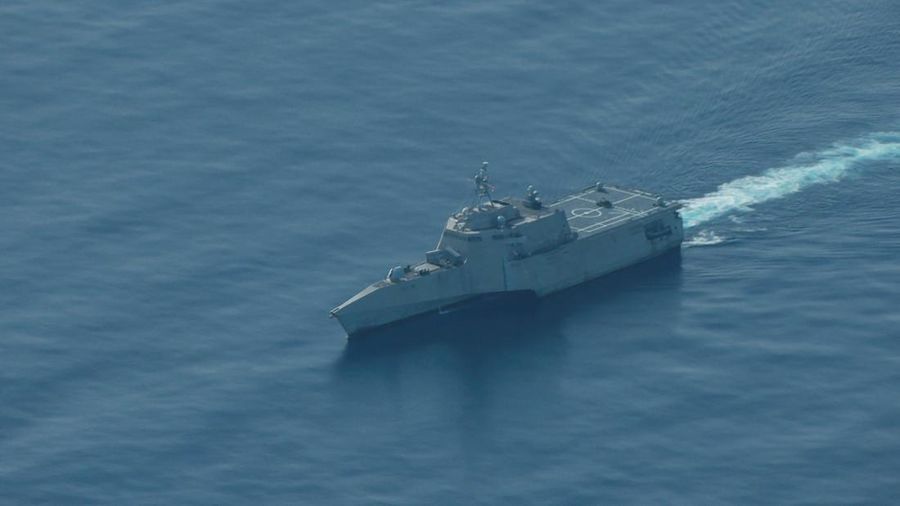 SOUTHCHINASEA-PHILIPPINES/CHINA Pemandangan udara jet tempur Tiongkok yang terbang di dekat pesawat Penjaga Pantai Filipina yang membawa jurnalis selama penerbangan patroli, beberapa hari setelah dua kapal Tiongkok bertabrakan di wilayah tersebut saat diduga mencoba menghalangi misi pasokan Filipina, di atas Perairan Scarborough yang disengketakan di Laut Cina Selatan, 13 Agustus 2025. REUTERS/Adrian Portugal