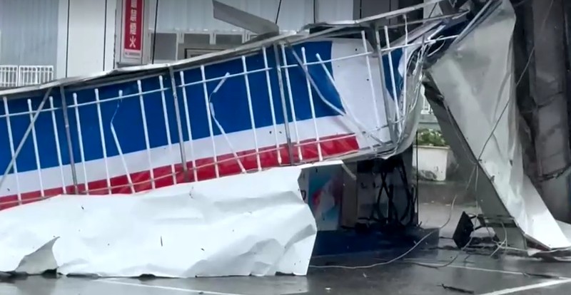 Toko-toko rusak akibat Topan Podul yang menghantam pantai tenggara Taiwan. (Reuters TV) Toko-toko rusak akibat Topan Podul yang menghantam pantai tenggara Taiwan. (Reuters TV)