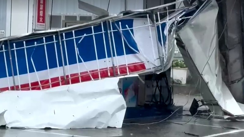 Toko-toko rusak akibat Topan Podul yang menghantam pantai tenggara Taiwan. (Reuters TV)
