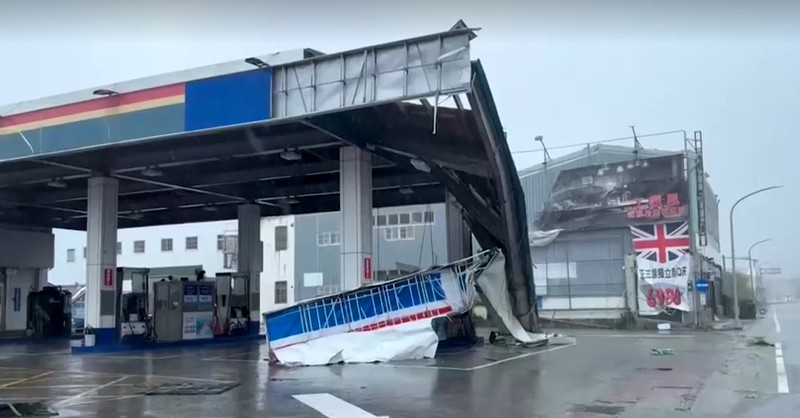 Toko-toko rusak akibat Topan Podul yang menghantam pantai tenggara Taiwan. (Reuters TV) Toko-toko rusak akibat Topan Podul yang menghantam pantai tenggara Taiwan. (Reuters TV)