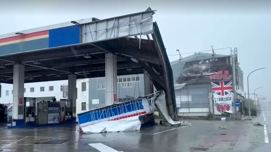 Toko-toko rusak akibat Topan Podul yang menghantam pantai tenggara Taiwan. (Reuters TV)