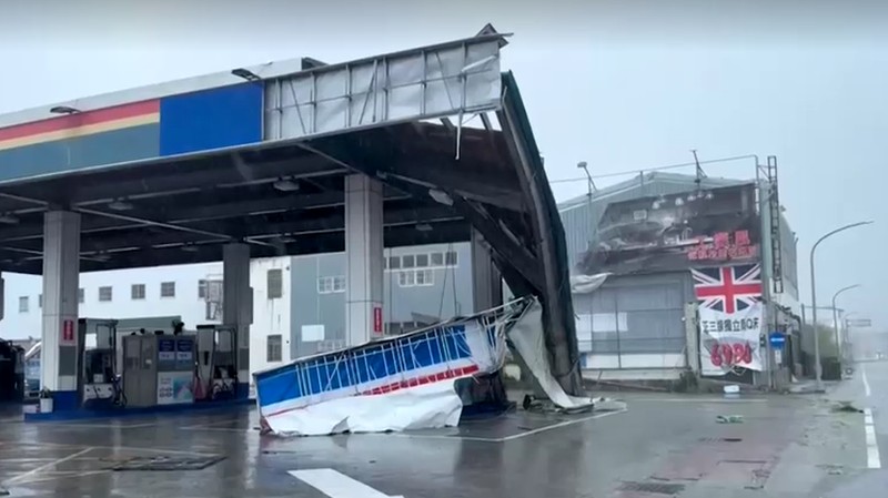 Toko-toko rusak akibat Topan Podul yang menghantam pantai tenggara Taiwan. (Reuters TV)