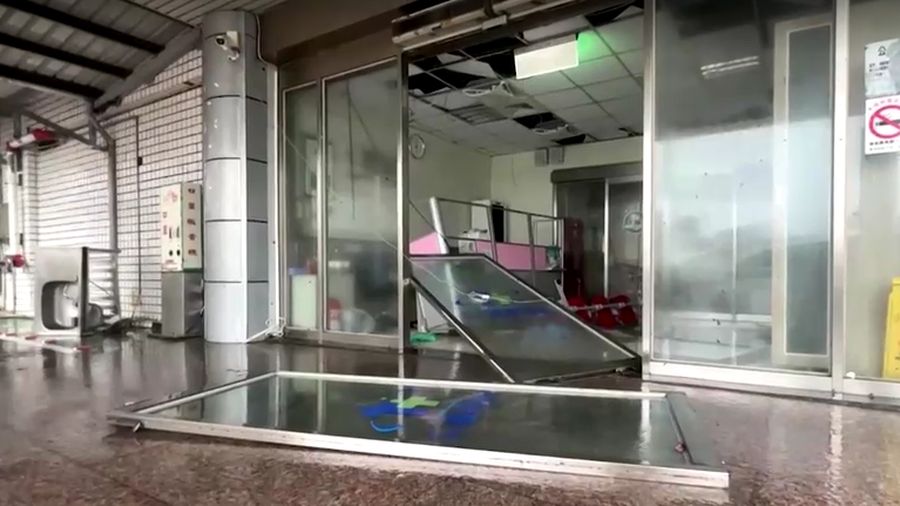 Toko-toko rusak akibat Topan Podul yang menghantam pantai tenggara Taiwan. (Reuters TV)