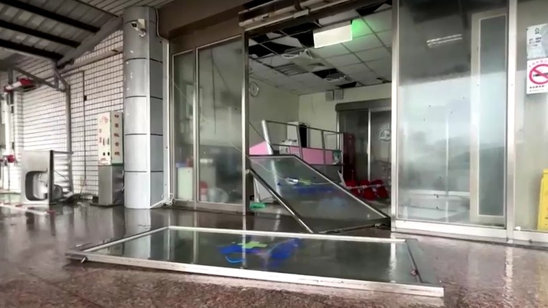 Toko-toko rusak akibat Topan Podul yang menghantam pantai tenggara Taiwan. (Reuters TV)