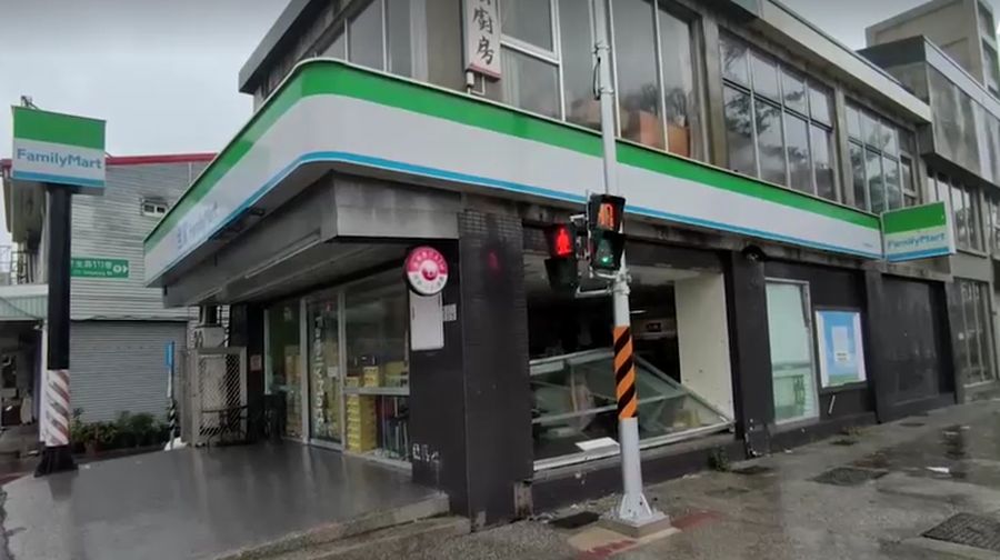 Toko-toko rusak akibat Topan Podul yang menghantam pantai tenggara Taiwan. (Reuters TV)