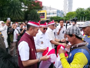 Semangat Kemerdekaan, Walkot Palembang Bagikan 3 Ribu Bendera