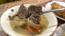 Warung Minarwati: Dari Jogja ke Cipete! Sop Daging dan Ayam Selimut Telur Nikmat