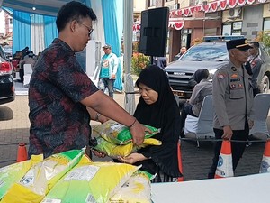 Antusias Emak-emak Palembang Padati Polsek Incar Beras Murah