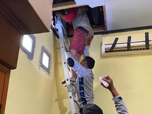 Terjebak di Plafon Saat Cari Bangkai Tikus, Kakek di Wonogiri Dievakuasi Damkar